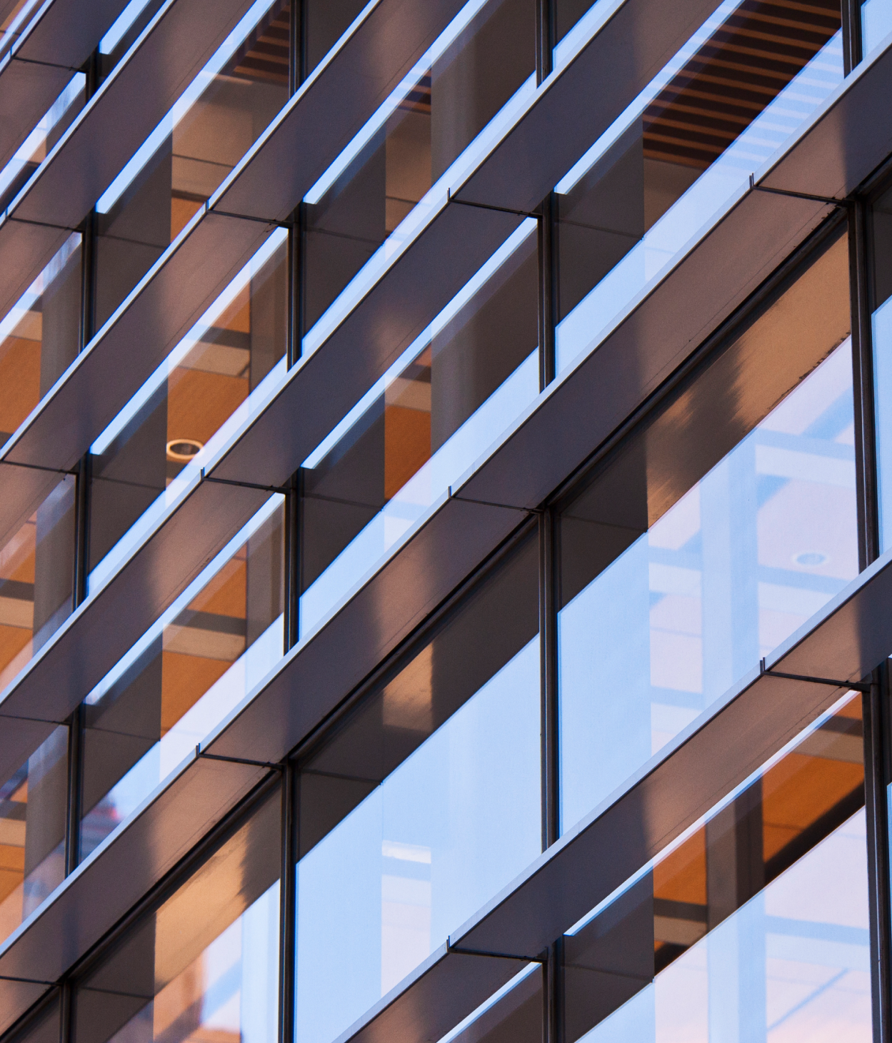 Gros plan sur un immeuble de bureaux avec vue de l’intérieur à travers les fenêtres.